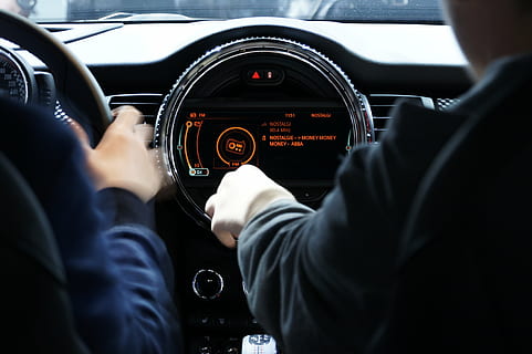 auto-, dashboard, interface, rijden, voertuig, hand-, wijze van transport, vervoer, auto, voertuig interieur, motorvoertuig, auto-interieur, Controlepaneel, reizen, menselijk lichaamsdeel, menselijke hand, snelheidsmeter, controle, binnenshuis, mannen, stuur, volwassen, voorruit, mensen, 4K, CC0, publiek domein, royaltyvrij