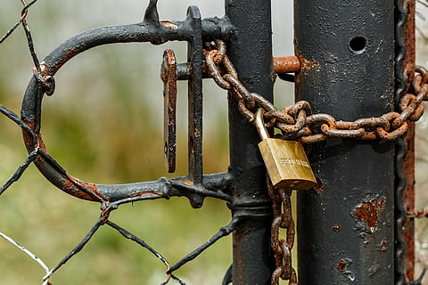 porta, cadena, cadenat, bloqueig, excloure, seguretat, tanca, tancat, vell, rovellat, òxid, bloquejat, prohibit, segur, entrada, encadenat, accés, privadesa, metall, ferro - metall, cap gent, centrar-se en primer pla, primer pla, protecció, barrera, dia, límit, declivi, resistent, deteriorament, abandonat, aixafar, a l'aire lliure, pestell, 5K, CC0, domini públic, lliure de regalies