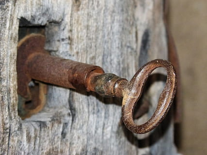 nøgle lås, dør, åben, jern, træ, nøgle, låse, jern, træ, rustik, gammel, rusten, metal, tæt på, træ - materiale, ingen mennesker, fokus på forgrunden, forvitret, sikkerhed, dag, indgang, selektiv fokusering, beskyttelse, tekstureret, søm, låsen, kørt ned, 4K