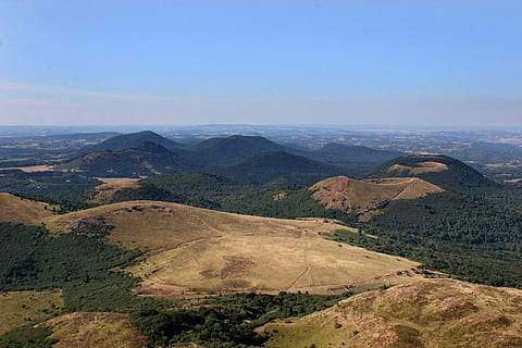 Munte, natură, peisaj, panoramic, cer, Puy-de-cupola, auvergne, vulcan, Franţa, scenice - natura, mediu inconjurator, frumusețe în natură, liniște, o scenă liniștită, scenă non-urbană, zi, nici o persoana, idilic, spațiu copie, albastru, vedere în unghi mare, la distanta, în aer liber, cer senin, teren, 1080P, CC0, domeniu public, fără drepturi de autor