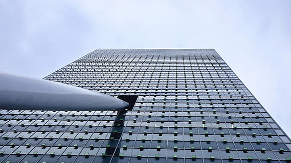 Low-Angle-Fotografie, Vorhangfassade, tagsüber, die Architektur, Gebäude, Infrastruktur, Struktur, Einrichtung, Wohnung, Fenster, Eigentumswohnung, Hotel, Wolken, Himmel, Solarenergie, Sonnenkollektor, modern, alternative Energie, gebaute Struktur, Gebäudehülle, Muster, keine Leute, Flachwinkelansicht, Stadt, Bürogebäude außen, große Höhe, Wolkenkratzer, Büro, Tag, Natur, Geschäft, Reise, Luftfahrzeug, Flugzeug, direkt darunter, 4K, CC0, gemeinfrei, lizenzfrei