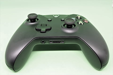 xbox, uno, controllore, controller di giochi, xbox un controller, Giochi, consolle, giocare, gioco, telecomando da gioco, gamer, joypad, tampone, colore verde, singolo oggetto, girato in studio, comunicazione, sfondo bianco, nessuno, tecnologia, in casa, telefono, tecnologia wireless, sfondo colorato, connessione, avvicinamento, vista dall'alto, tastiera, ritagliare, rilassamento, sfondo verde, attività commerciale, attrezzatura, premi il bottone, 5K, CC0, dominio pubblico, privo di copyright
