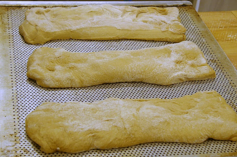 ciabatta, pa, al forn, forner, menjar, forn, coure el pa, artesania, acabat de fer, producció, bonic, italià, recepta, massa, talla, menjar i beguda, cap gent, a l'interior, frescor, primer pla, natura morta, vista d’angle alt, preparació, farina, benestar, tir de l'estudi, berenar, menjar italià, llest per menjar, alimentació saludable, preparar el menjar, aliments crus, groc, 1080P