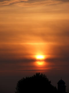 Sonne, Wolke, Himmel, rot, Kirche, Baum, Feuer, Osten, Sonnenuntergang, wolke - himmel, Szenen - Natur, Schönheit in der Natur, Silhouette, orange Farbe, Natur, keine Leute, Pflanze, Ruhe, ruhige Szene, die Architektur, gebaute Struktur, idyllisch, Gebäudehülle, draußen, Sonnenlicht, 2K, CC0, gemeinfrei, lizenzfrei