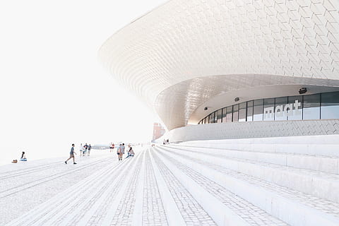 persone, in piedi, costruzione, a piedi, bianca, calcestruzzo, giorno, Maat, architettura, folla, gruppo di persone, struttura costruita, viaggio, destinazioni di viaggio, mezzi di trasporto, cielo, inverno, all'aperto, movimento, grande gruppo di persone, natura, moderno, persone accessorie, città, temperatura fredda, Colore bianco, 2K, CC0, dominio pubblico, privo di copyright