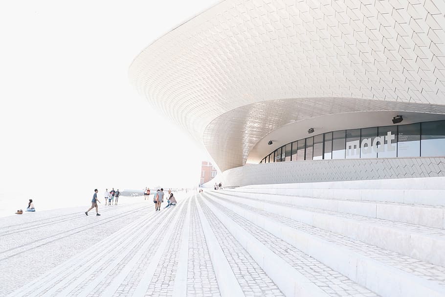 gent, de peu, edifici, caminar, blanc, concret, durant el dia, maat, arquitectura, multitud, grup de persones, estructura construïda, viatjar, destinacions de viatge, dia, transport, cel, hivern, a l'aire lliure, moviment, gran grup de persones, naturalesa, modern, persones incidentals, ciutat, temperatura de fred, Color blanc, 2K