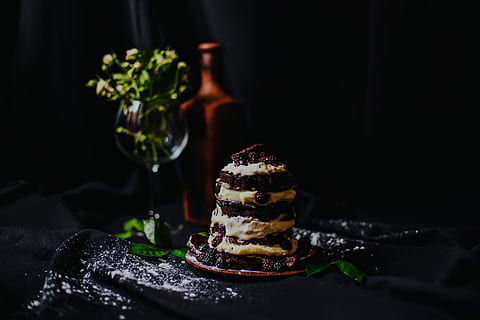 selettivo, messa a fuoco, biscotti, torta di creme, ceramica, piattino, fiore, messa a fuoco selettiva, creme, torta, cibo, buongustaio, sfondo nero, girato in studio, bottiglia, nessuno, bere, cibo e bevande, cibo dolce, dolce, indulgenza, al forno, in casa, pronto a mangiare, freschezza, tentazione, natura morta, cioccolato, avvicinamento, piatto, mangiare malsano, buio, bicchiere, torta al cioccolato, cibo francese, stratificato, 5K, CC0, dominio pubblico, privo di copyright