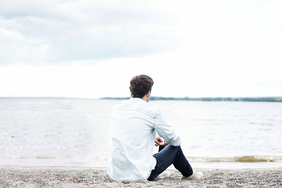home, blanc, camisa de vestir, negre, denim jeans, assegut, sorra, mirant, seawave, durant el dia, home de blanc, vestit blanc, una persona, homes, a l'aire lliure, adult, mar, platja, ètnia caucàsica, un sol home, gent, imatge en color, mascles, només adults, còpia espai, només homes, solitud, naturalesa, edat humana, tècnica de la imatge, vista del darrere, tipus d’imatge, relaxació, estils de vida, contemplació, dia, longitud completa, aigua, activitat d'oci, cel, terra, roba casual, home jove, horitzó, persones reals, horitzó sobre l’aigua, mirant la vista, 5K