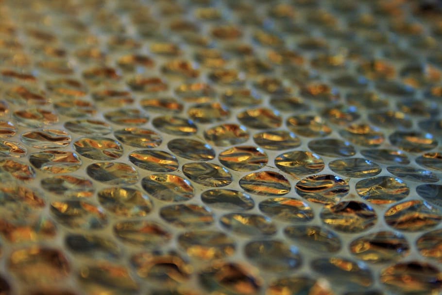 embolcalls, bombolles, plàstic, transparent, patrons, dissenys, textures, fons, groc, llums, reflexions, envasos, materials, paquet, embalatge, suau, protectora, full, marc complet, enfocament selectiu, cap gent, patró, primer pla, textura, naturalesa, aigua, dia, resum, a l'aire lliure, ondulat, posta de sol, marró, davant del mar, mar, patró natural, platja, nivell superficial, 1080P