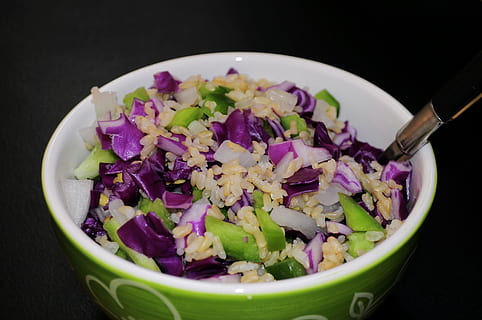 legumes, arroz, vegetal, roxa, comida e bebida, Alimentação saudável, frescura, salada, Comida, bem-estar, tigela, utensílio de cozinha, dentro de casa, fechar-se, cebola, tiro do estúdio, tigela de salada, comer utensílio, ninguém, colher, ainda vida, visão de alto ângulo, fundo preto, picado, comida vegetariana, nabo, guarnição, enfeite, adorno, comida grega, 4K, CC0, domínio público, royalty free