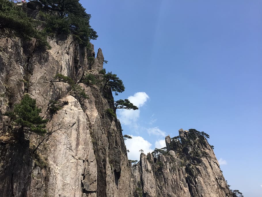 huangshan, pi, pi, blanc, núvol blanc, huangshan, pi, muntanya, rock - object, naturalesa, cel, arbre, a l'aire lliure, rock, vista d’angle baix, formació de roca, sòlid, bellesa a la natura, penya-segat, dia, tranquil·litat, formació, Muntanyes rocoses, escenics - natura, escena tranquil·la, Serra, geologia, planta, cap gent, cim de muntanya, alt, erosionat, 2K