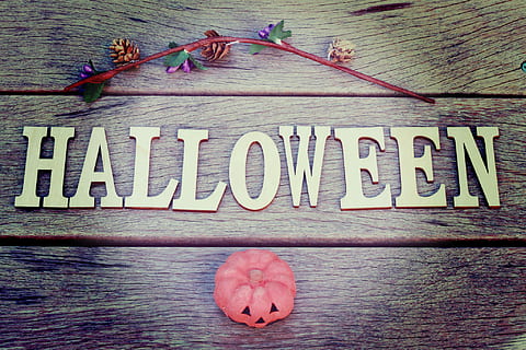 halloween puu merkki, halloween, puu, merkki, puu - materiaali, yksi sana, juhla, koriste, taustat, rakkaus, teksti, viestintä, päivä, ei ihmisiä, ulkona, lähikuva, läntinen käsikirjoitus, iso kirjain, tiedot, seinänrakennusominaisuus, arkkitehtuuri, seinä, kukka, käsikirjoitus, rakennettu rakenne, ei-länsimaista käsikirjoitusta, viesti, 1080P