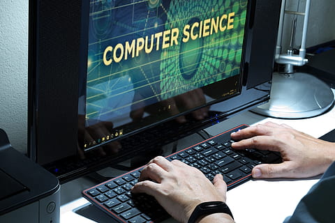pracujący, komputer, programista, biurko, pc, ramiona, dłoń, sieć, program, biznes, ai, Informatyka, Internet, firma, gabinet, Uniwersytet, technologia, ludzka ręka, porozumiewanie się, wyposażenie komputera, część ludzkiego ciała, monitor komputerowy, technologia bezprzewodowa, mężczyźni, wewnątrz, zawód, połączenie, klawiatura komputerowa, ludzie, klawiatura, komputer stacjonarny, dorosły, palec, 4K, CC0, domena publiczna, darmowe zdjęcia