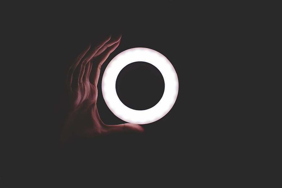persona, celebració, rodó, blanc, decoració, fosc, nit, cercle, llum, mà, palmell, fons negre, tir de l'estudi, primer pla, cap gent, a l'aire lliure, mà humana, una persona, tassa, part del cos humà, beure, directament a sobre, cafè - beguda, tassa de cafè, refresc, menjar i beguda, cafè, a l'interior, persona irreconeixible, persones reals, dit, tassa de te, vaixella, 5K