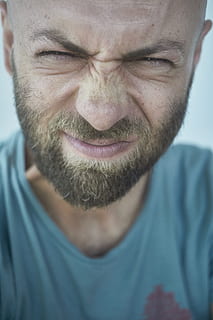 avvicinamento, foto, uomo, viso, maschio, imitare, barba, naso, occhio, dolore, ritratto, bellissimo, di bell'aspetto, Guarda, persone reali, persona di sesso maschile, fotografia, occhi, giovane modella, modello maschile, estetica, contatto, esposizione, adulto, persone, umano, modello, giovane, panoramica, giovanotto, una persona, peli del viso, uomini, vista frontale, maschi, colpo alla testa, emozione, in casa, abbigliamento casual, stoppia, sorridente, parte del corpo, parte del corpo umano, blu, baffi, uomini maturi, volto umano, 8K, CC0, dominio pubblico, privo di copyright