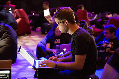 mężczyzna, za pomocą, laptop, z przodu, brązowy, krzesło, czarny, koszulka z okrągłym dekoltem, Spodnie, nocna pora, komputer, technologia, programowanie, praca, kultura i rozrywka artystyczna, muzyka, noc, przyjemność, życie nocne, Grupa ludzi, mężczyźni, wydajność, dj, zdarzenie, widok z boku, dorosły, wewnątrz, pas w górę, Klub nocny, tłum, ludzie, młodzi mężczyźni, gra, muzyk, klub dj, etap, 5K, CC0, domena publiczna, darmowe zdjęcia