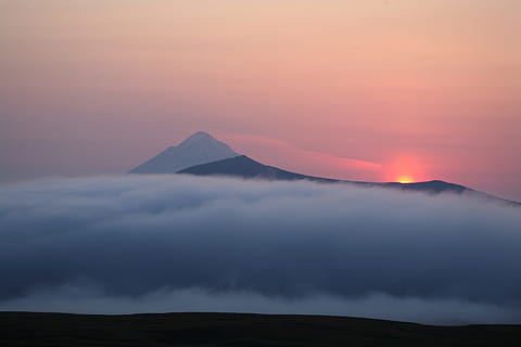 muntanya, cobert, núvols, volcà, posta de sol, tarda, muntanyes, Kamchatka, península, paisatge, naturalesa, viatge, boira, turisme, els últims rajos, cel taronja, estiu, altiplà de muntanya, espai obert, pendents, bellesa a la natura, cel, escenics - natura, escena tranquil·la, tranquil·litat, idíl·lic, cap gent, escena no urbana, núvol - cel, medi ambient, destinacions de viatge, terra, color taronja, a l'aire lliure, cim de muntanya, cràter volcànic, 1080P, CC0, domini públic, lliure de regalies
