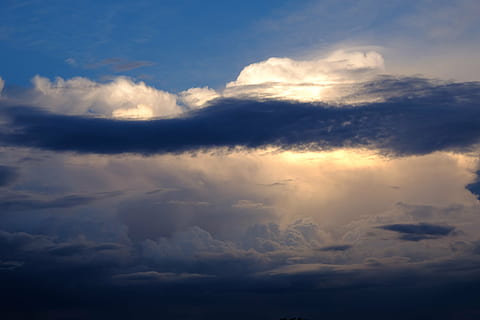 Wolken, Wolkengebilde, Himmel, dunkle Wolken, Stimmung, Landschaft, Weiß, Wolken bilden sich, nach vorne, Wetterstimmung, Kumulus, schöne Wolken, Wolkendecke, Kumuluswolken, Wolkenbildung, Trübung, Wetter, atmosphärisch, Natur, Sturmwolken, gewitter stimmung, Beleuchtung, Wolkenformationen, lichtspiel, wunderschönen, Lichtstrahl, Lichteffekt, Atmosphäre, Schatten, Blau, Gewitter, Regen, wolkig, Naturphänomen, der meiste Himmel, drohendes Gewitter, Wolkenfront, wolke - himmel, Schönheit in der Natur, Szenen - Natur, Ruhe, ruhige Szene, keine Leute, idyllisch, Flachwinkelansicht, draußen, Tag, Sonnenuntergang, Dramatischer Himmel, Hintergründe, Umgebung, flauschige, Sonnenlicht, Meteorologie, Streaming, 5K, CC0, gemeinfrei, lizenzfrei