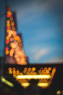 fotografia bukietowa, budynek, światła, światła bokeh, wysoki, powstanie budynku, bokeh, budynek wysokościowy, niewyraźne, noc, Boże Narodzenie, oświetlony, uroczystość, dekoracja, abstrakcyjny, sprzęt oświetleniowy, tła, rozjarzony, czerwony, żadnych ludzi, jasny, wakacje, światło - zjawisko naturalne, oświetlenie świąteczne, zmierzch, skupić się na pierwszym planie, niebo, architektura, zbudowana struktura, Natura, na zewnątrz budynku, kształt, chmura - niebo, kształt geometryczny, Miasto, wzór, flara obiektywu, światło, wieżowiec, 5K, CC0, domena publiczna, darmowe zdjęcia