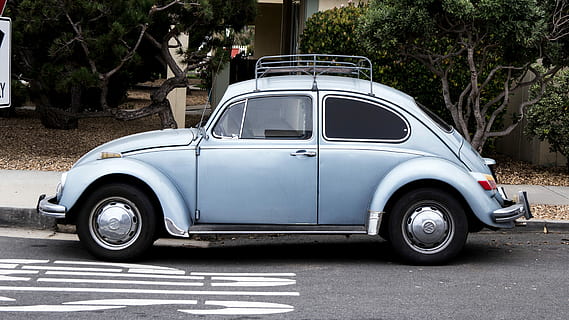 grigio, ciglio della strada, accanto, alberi, giorno, volkswagen beetle, sulla strada, auto, strada, vecchio, mezzi di trasporto, vecchio stile, macchina vintage, veicolo terrestre, obsoleto, in stile retrò, all'aperto, modalità di trasporto, modo di trasporto, veicolo a motore, città, albero, pianta, nessuno, stazionario, parcheggio, architettura, viaggio, lusso, color argento, ruota, 4K, CC0, dominio pubblico, privo di copyright