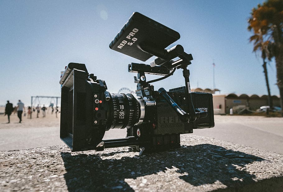 sort, kamera, solrig, himmel, rød, pro, 5,0 kamera, dagtimerne, linse, træ, blå, væg, skygge, sollys, batteri, by-, grynet, metal, objekt, ting, tech, kamera - fotografisk udstyr, fotografering temaer, fjernsynskamera, teknologi, filmindustrien, natur, kunstkultur og underholdning, tilfældige mennesker, strand, film kamera, fotografisk udstyr, sand, dag, kameramand, skyfri himmel, jord, filme, film, hjemme videokamera, digitalt kamera, video, 5K