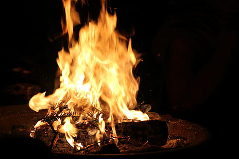 Brann, bål, flamme, varmt, brenne, rød, brannfarlig, varme, oransje, antennes, fare, flammende, brann - naturlig fenomen, varme - temperatur, brenning, tre - materiale, peis, brensel, Logg, natur, tre, ingen folk, natt, oransje farge, bevegelse, glødende, nærbilde, mørk, utendørs, lang eksponering, 4K