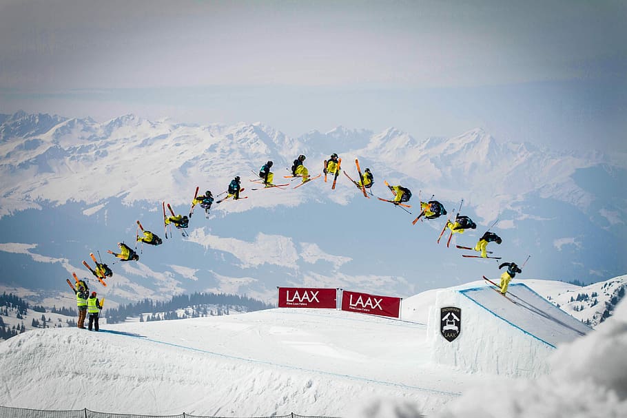 dub10, person, udfører, stunts, bjerg, sne, stå på ski, hoppe, sekvens, ekstrem sport, Sky, ski, stil, gul, hurtig, udvej, hvid, sport, eventyr, vinter, kold temperatur, vintersport, bjergkæde, ferier, himmel, fritidsaktivitet, gruppe af mennesker, ferie, natur, snedækket bjerg, rejse, skiferie, skønhed i naturen, skisportssted, udendørs, ski-wear, varme tøj, 5K