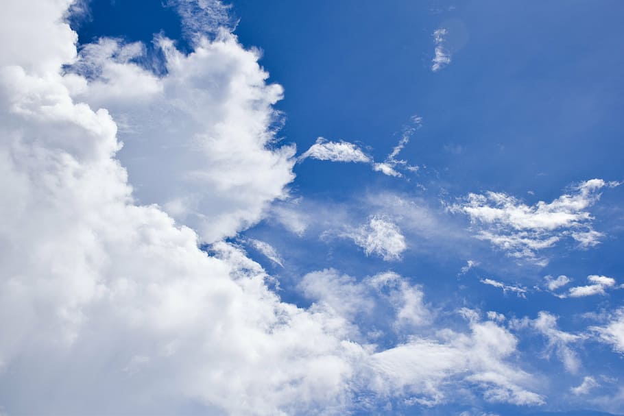lav, vinkelfotografering, skyer, himmel, blå, Sky, blå himmel, blå himmel skyer, vejr, dag, blå himmel baggrund, natur, solrig, cloudscape, himlen skyer, plads, atmosfære, sommer, klar, luft, sol, hvid, miljø, sollys, baggrunde, sky - himmel, abstrakt, vind, skønhed i naturen, scenics - natur, hvid farve, ro, ingen mennesker, rolig scene, idyllisk, lav vinkel visning, udendørs, meteorologi, ren, blødhed, lyse, 5K