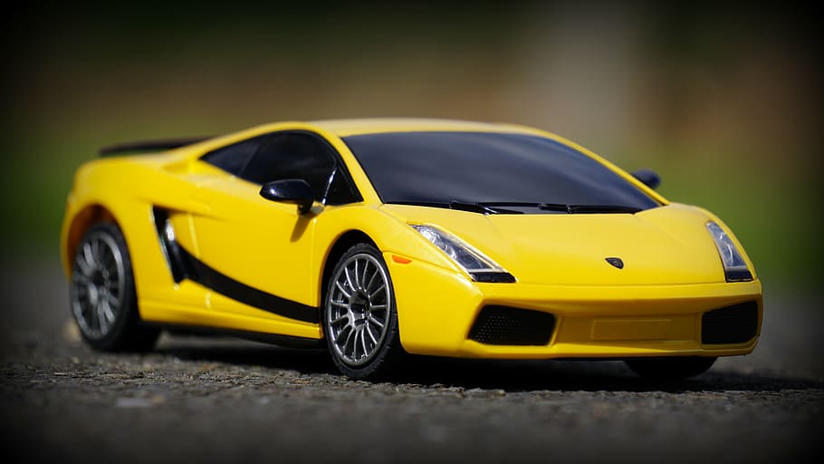 cotxe, ràpid, lamborghini, model, carretera, velocitat, cotxe esportiu, roda, groc, taxi, taxi groc, cotxe de joguina, carrer, transport, estil retro, passat de moda, manera de transport, automòbil, cap gent, enfocament selectiu, joguina, sol objecte, vehicle terrestre, asfalt, a l'aire lliure, dia, 5K