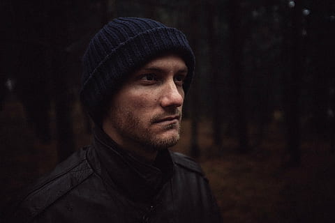 Mann, tragen, schwarz, stricken, Deckel, Kerl, Gesicht, Hut, Toque, Mütze, Jacke, Menschen, Modell-, Mode, Porträt, eine Person, Kopfschuss, Kleidung, junger Erwachsener, ernst, Männer, Nahansicht, Bart, junge Männer, Erwachsene, suchen, Kapuzenhemd, Kapuze, dunkel, Gesichtsbehaarung, Kamera betrachten, Kapuze - Kleidung, Betrachtung, soziale Themen, menschliches Gesicht, 1080P, CC0, gemeinfrei, lizenzfrei