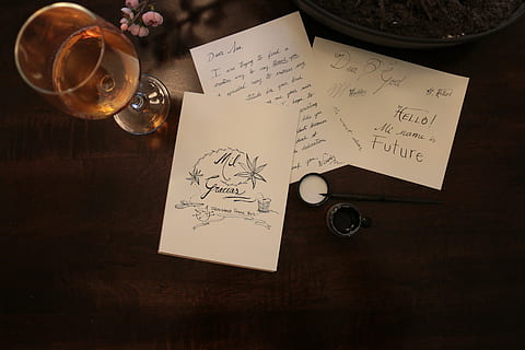 tre, bianca, stampato, documenti, carta per stampante, di legno, superficie, grafia, Nota, scrittura, Scrivi, carta, bere, tavolo, rinfresco, cibo e bevande, direttamente sopra, in casa, alcool, bicchiere, nessuno, vista dall'alto, testo, creatività, comunicazione, penna, natura morta, legno - materiale, documento, penna stilografica, 5K, CC0, dominio pubblico, privo di copyright