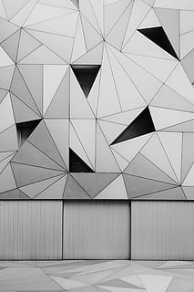 foto, negre, gris, art de paret de diamants, paret, arquitectura, edifici, quadrícula, línies, patró, estructura construïda, forma geomètrica, cap gent, disseny, modern, a l'interior, forma, forma de triangle, marc complet, vista d’angle baix, dia, sostre, funció de construcció de parets, resum, fons, 2K, CC0, domini públic, lliure de regalies