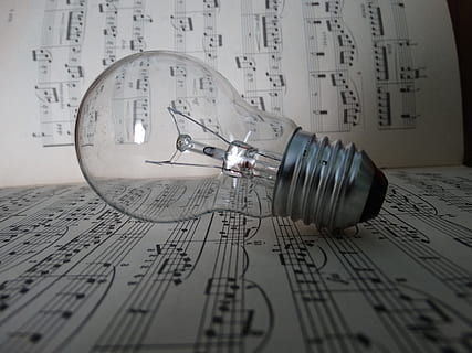 lampadina, gli appunti, luce, elettrico, decorazione, luci, stringa, carta, filamento, in casa, spartito, nota musicale, nessuno, avvicinamento, attrezzatura per l'illuminazione, foglio, Piano, tecnologia, diagramma, planimetria, singolo oggetto, musica, architettura, energia efficiente, vetro - materiale, creatività, 5K, CC0, dominio pubblico, privo di copyright