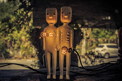 illuminato, cambia la decorazione del personaggio, selettivo, fotografia a fuoco, maschio, femmina, figura lampada da tavolo, interruttore, luce, lampada, sfondo, sfondi divertenti, lampadina, unico, sfacciato, femmina e maschio, maschio e femmina, donna e uomo, uomo e donna, arte, scultura, concentrarsi sulle conoscenze acquisite, nessuno, avvicinamento, notte, città, rappresentazione umana, natura, bottiglia, rappresentazione, all'aperto, metallo, tecnologia, pianta, albero, vetro - materiale, cavo, robot, mezzi di trasporto, auto, 4K, CC0, dominio pubblico, privo di copyright