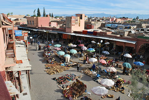 Marrakech, souk, marocchino, grande gruppo di persone, giorno, persone accessorie, folla, all'aperto, vita di città, gruppo di persone, persone reali, mercato, architettura, esterno dell'edificio, bancarella, vista dall'alto, struttura costruita, città, stili di vita, Al dettaglio, uomini, donne, adulto, natura, attività di svago, acquisto, mercatino, consumismo, 4K, CC0, dominio pubblico, privo di copyright