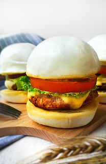hamburguesa de cerdo china, por., charmingchef, chino, Cerdo, hamburguesa, hamburguesa con queso, comida, carne de vaca, carne, queso, lechuga, tomate, bollo, cebolla, comer poco saludable, comida rápida, cultura americana, A la parrilla, nadie, Sacar comida, almuerzo, gastrónomo, un pan, cocina americana, papas fritas, bocadillo, de cerca, enfoque selectivo, rústico, comida y bebida, sésamo, vegetal, frescura, centrarse en primer plano, Sandwich, listo para comer, mesa, adentro, tentación, 2K, CC0, dominio público, libre de derechos