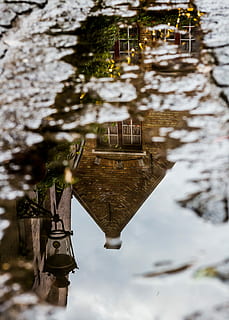 vand spejl refleksion, beton, hus, dagtimerne, afspejling, legeme, vand, bygning, pyt, hjem, lys, gade, vej, lampe, omvendt, regn, traditionelt design, rejse, Europa, efter regnen, fotografering, canon 700d, kanon, arkitektur, bygget struktur, natur, dag, bygning udvendig, ingen mennesker, belysningsudstyr, udendørs, fokus på forgrunden, sne, selektiv fokusering, høj vinkel visning, kold temperatur, vinter, elektrisk lampe, 4K, CC0, offentligt domæne, royaltyfrie