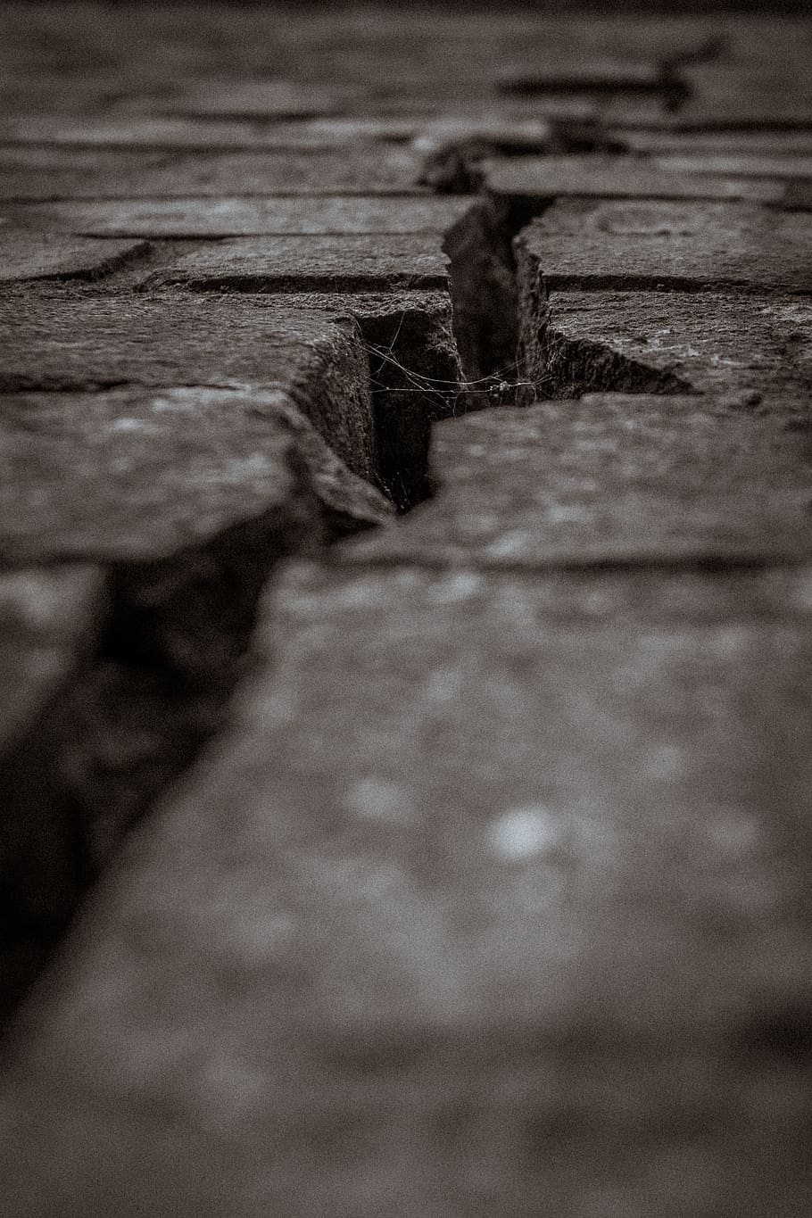 parete, crepa, divario, muratura di pietra, mattone, pietra, opere murarie, trist, nero di seppia, antico, umore, crollare, rotto, messa a fuoco selettiva, nessuno, strutturato, giorno, in casa, avvicinamento, legno - materiale, modello, all'aperto, natura, livello di superficie, vecchio, metallo, fotogramma intero, sfondi, arrugginito, la strada davanti, di fila, intemperie, sentiero, direzione, 2K