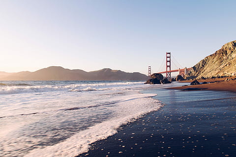 vermell, Pont en suspensió, vora del mar, Califòrnia, pont Golden Gate, mar, platja, llocs de viatges, línia de costa, San Francisco County, lloc famós, EUA, destinacions de viatge, cap gent, aigua, blau, generació de combustible i energia, indústria del petroli, indústria, gasolina, terra, cel, muntanya, transport, naturalesa, cel clar, viatjar, escenics - natura, bellesa a la natura, dia, persones incidentals, gent, pont - estructura feta per l'home, pont, a l'aire lliure, badia, veler, 5K, CC0, domini públic, lliure de regalies