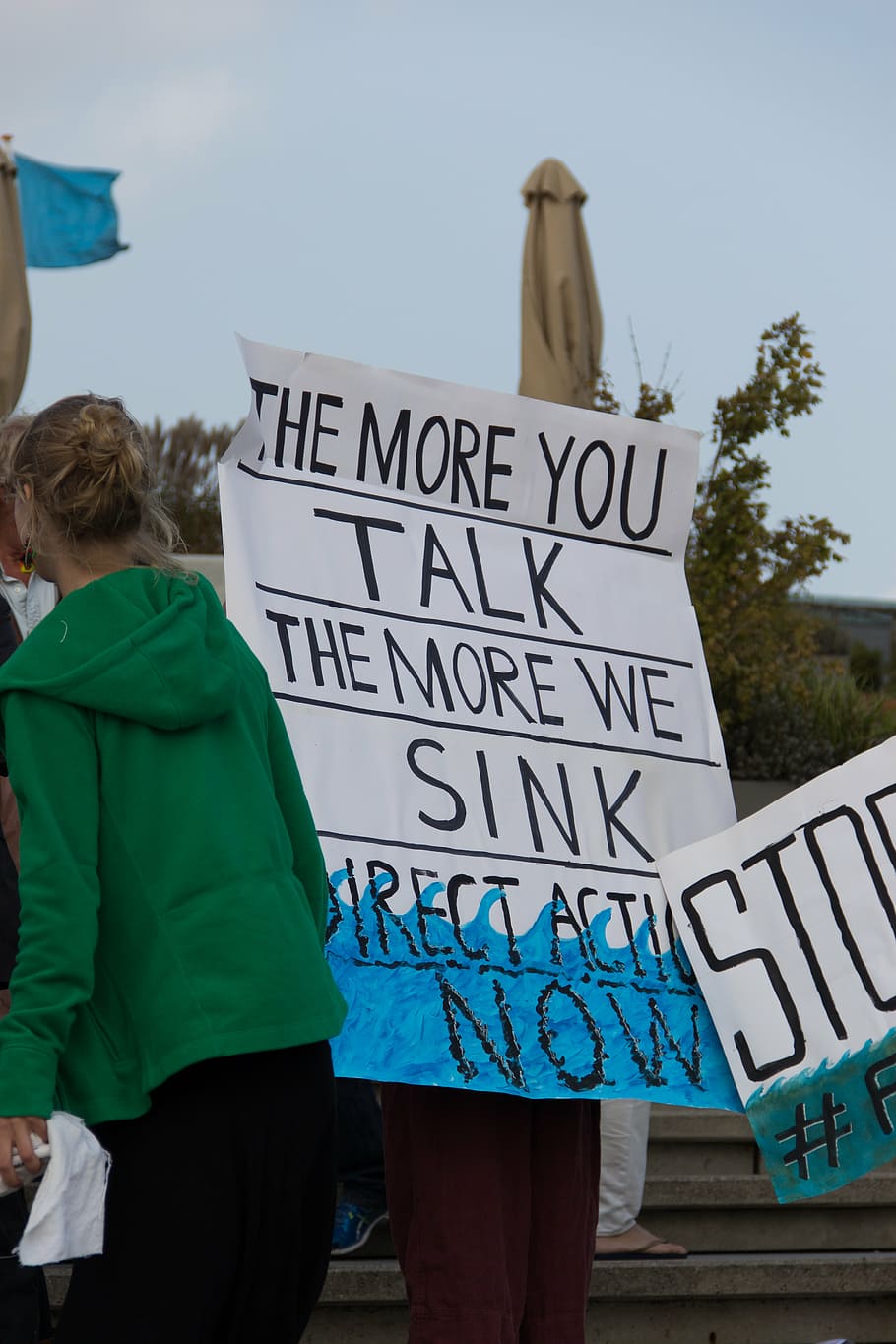 protesta, demo, acció de protesta, desfilada, gent, pissarra, energia, tauler de protesta, demostració, petroli, acció, justícia, marxa del clima de les persones, medi ambient, sostenibilitat, canvi climàtic, temes socials, exclusió, pancarta, dues persones, adult, dia, a l'aire lliure, text, comunicació, guió occidental, signe, informació, vista del darrere, signe d'informació, persones reals, de peu, estils de vida, guió, roba casual, script no occidental, dones, lletra majúscula, tres quarts de longitud, missatge, 5K