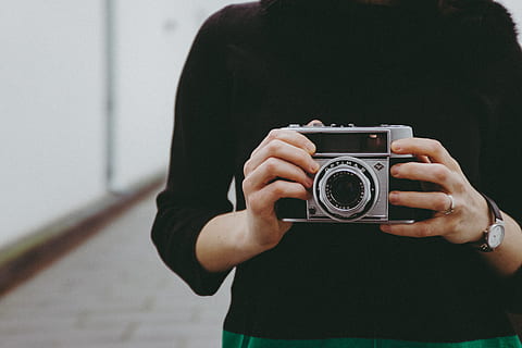 deținere, epocă, aparat foto, fată, concepte și idei, obiecte, oameni, aparat de fotografiat - echipament fotografic, fotograf, o persoana, femei, Sesiuni foto, adult, în aer liber, fotografii tematice, hobby-uri, etnie caucaziană, de modă veche, stil retro, tânăr adult, stiluri de viață, tehnologie, activitate, oameni adevărați, echipament fotografic, Activitatea de agrement, să se concentreze asupra primelor elemente, vedere din față, ocupaţie, midsection, haine casual, camera digitala, fața confuză, 4K, CC0, domeniu public, fără drepturi de autor