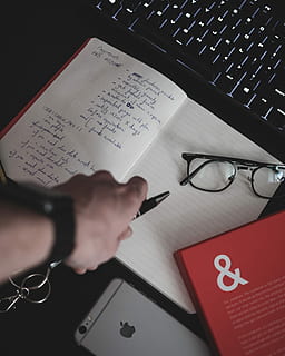 Brille, Weiß, Notizbuch, Person, halten, Stift, Anmerkungen, Hand, Schreiben, menschliche Hand, menschliches Körperteil, echte Menschen, eine Person, Kommunikation, drinnen, High Angle View, Text, Freizeitbeschäftigung, Männer, Nahansicht, Körperteil, Lebensstile, Technologie, Finger, Tastatur, 4K, CC0, gemeinfrei, lizenzfrei
