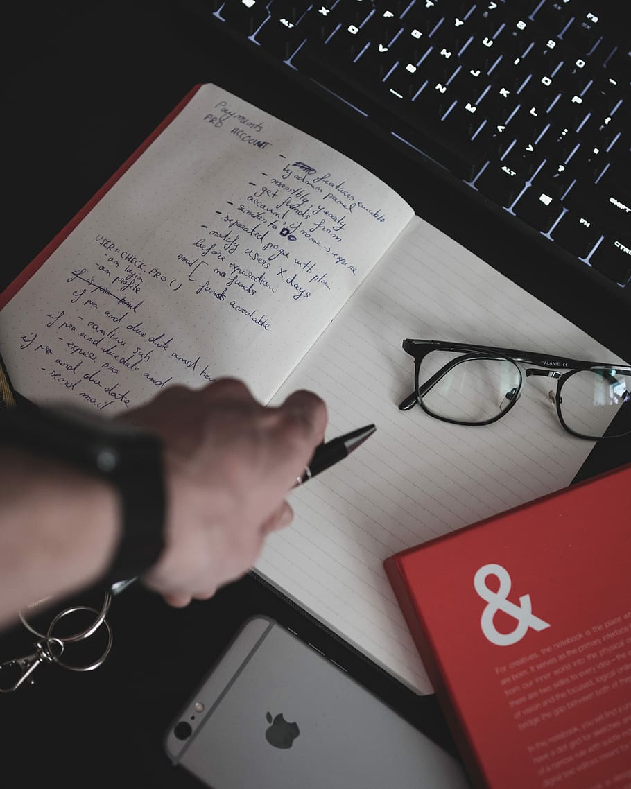 Brille, Weiß, Notizbuch, Person, halten, Stift, Anmerkungen, Hand, Schreiben, menschliche Hand, menschliches Körperteil, echte Menschen, eine Person, Kommunikation, drinnen, High Angle View, Text, Freizeitbeschäftigung, Männer, Nahansicht, Körperteil, Lebensstile, Technologie, Finger, Tastatur, 4K