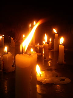 llum, prega, candel, vela, nit, Nadal, fosc, flama, decoració, celebració, cremant, espelmes, religió, espiritualitat, cap gent, cultures, Església, foc - fenomen natural, calor - temperatura, il·luminat, foc, brillant, naturalesa, a l'interior, primer pla, lloc de culte, arquitectura, equips d’il·luminació, color taronja, fusió, 2K, CC0, domini públic, lliure de regalies