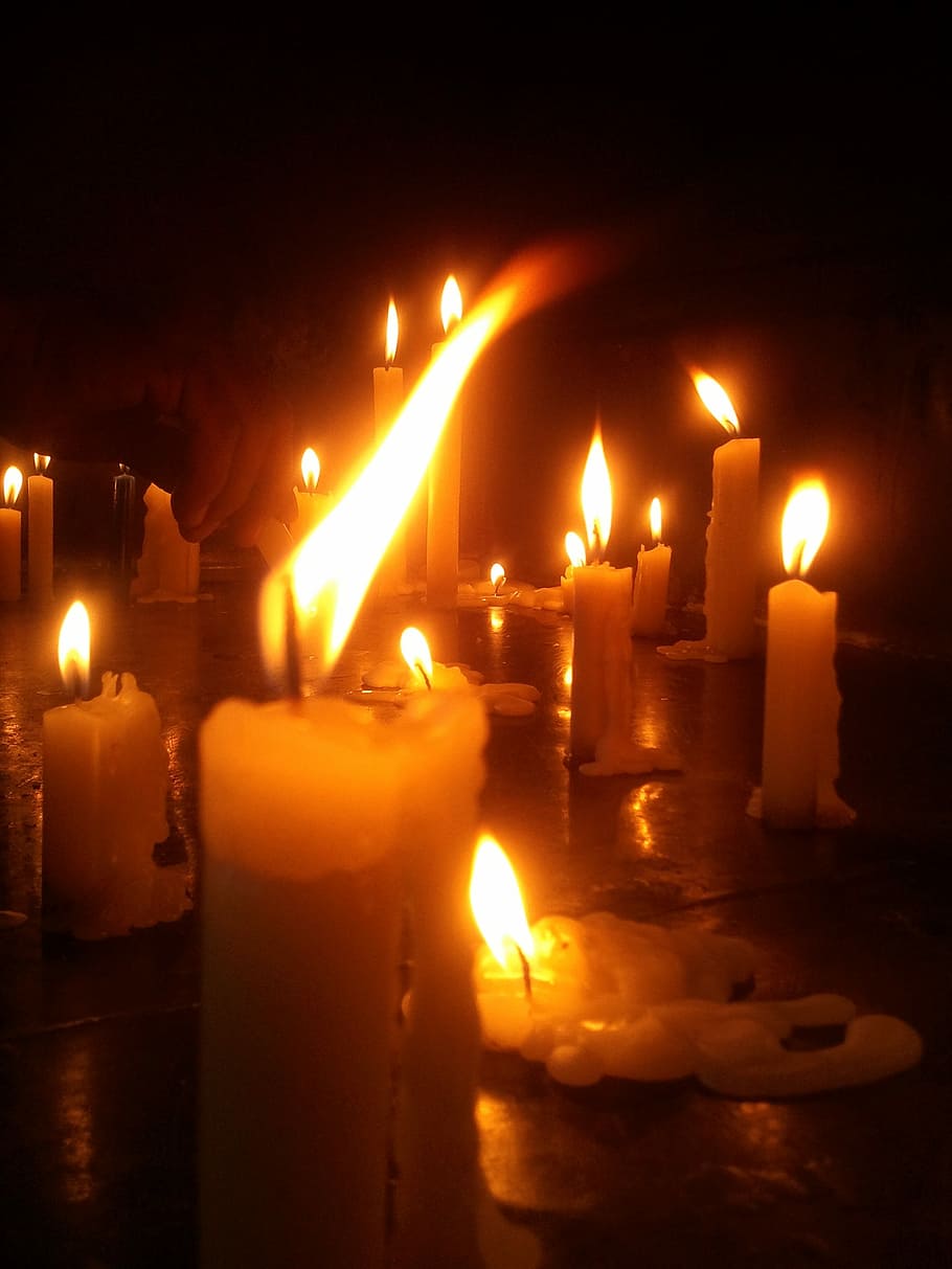 llum, prega, candel, vela, nit, Nadal, fosc, flama, decoració, celebració, cremant, espelmes, religió, espiritualitat, cap gent, cultures, Església, foc - fenomen natural, calor - temperatura, il·luminat, foc, brillant, naturalesa, a l'interior, primer pla, lloc de culte, arquitectura, equips d’il·luminació, color taronja, fusió, 2K