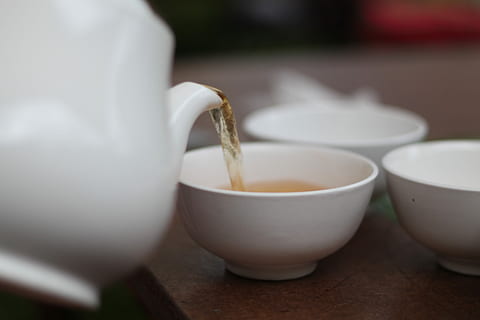 orang, memegang, teko, penuangan, teh, cangkir teh, ketel, panas, cangkir, minum, pot, sarapan, putih, air, cangkir kopi, makanan dan minuman, susu, tidak ada orang, merapatkan, minuman, warna putih, kopi, meja, minuman panas, fokus pada latar depan, keramik, kesegaran, makanan, kopi - minum, dalam ruangan, fokus selektif, balapecah, 5K, CC0, domain publik, bebas royalti