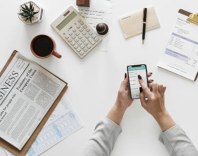 asmuo, ūkyje, atidarytas, sidabro iphone x, darbo vieta, darbo, plokščia, išmanusis telefonas, lentelė, technologijos, biuras, Mobilusis telefonas, ranka, finansinės, darbo vietoje, moteris, bevielis, baltas fonas, švirkštimo priemonė, puodelis, laikraštis, nešiojamas kompiuteris, objektą, popieriaus, belaidžio ryšio technologija, komunikacijos, ryšį, gerti, skaitmeninė tabletė, baldai, patalpose, aukšto kampo vaizdas, stalas, suaugusiųjų, verslą, kompiuteris, vienas asmuo, žmogaus ranka, 1080P, CC0, Viešasis domenas, nemokamai