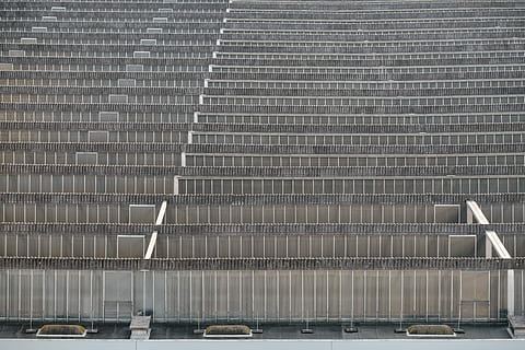 Brun, multi partition værelse, aligned, grå, metal koncert hegn, tagterrasse, vindue, beton, Fujifilm, geometriske, geometri, mønster, Schweiz, Geneve, industriel, industribygning, fabrik, industri, tag, arkitektur, transportmidler, motor køretøj, transportform, bil, ingen mennesker, bygget struktur, dag, land køretøj, udendørs, by, metal, bygning, bygning udvendig, vand, i en række, natur, moderne, sølvfarvet, 5K, CC0, offentligt domæne, royaltyfrie