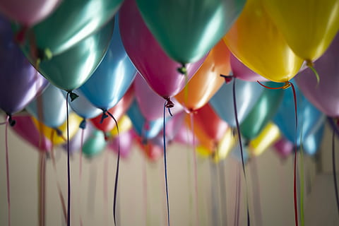 selektiv, fokus fotografering, assorterede farve balloner, fødselsdag, ballon, farve, snor, helium, parti, lykkelig, indretning, dekoration, fiesta, tæt på, makro, saturartion, Colo, multi farvet, fest, heliumballon, stor gruppe af objekter, variation, valg, bånd - sy genstand, ingen mennesker, bånd, Midt i luften, gruppe af objekter, grøn farve, indendørs, fest - social begivenhed, gruppe, loft, lilla, 8K, CC0, offentligt domæne, royaltyfrie