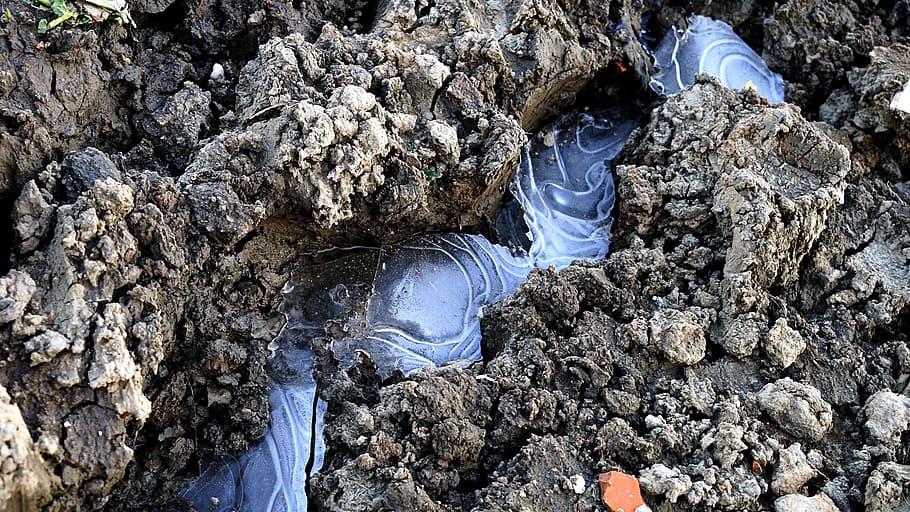 frío como hielo, suelo, invierno, hielo, frío, naturaleza, al aire libre, nadie, día, belleza en la naturaleza, de cerca, rock, roca - objeto, sólido, vista de alto ángulo, una persona, tierra, gente real, estilos de vida, texturizado, un animal, actividad de ocio, fauna animal, invertebrado, azul, contaminación, 5K